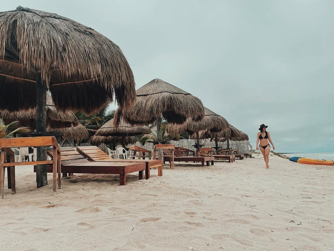 palapas y camastros en Playa Sabancuy, Campeche