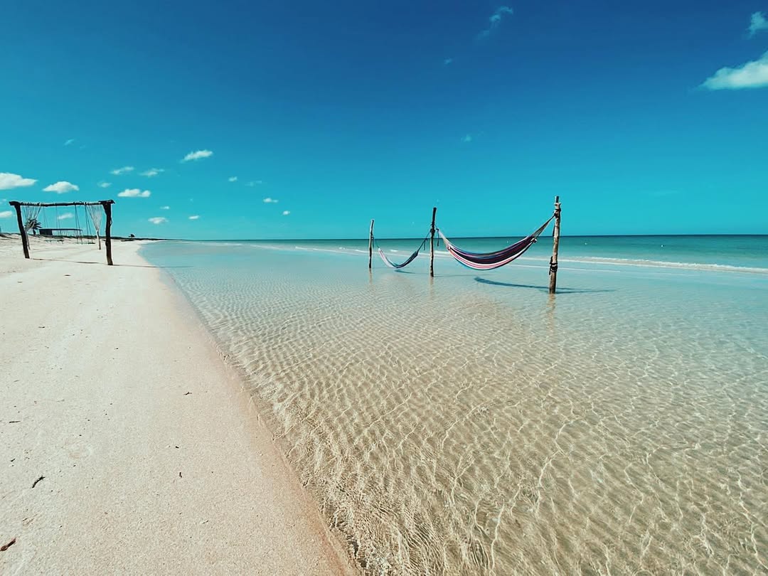 playa turquesa de arena fina y blanca