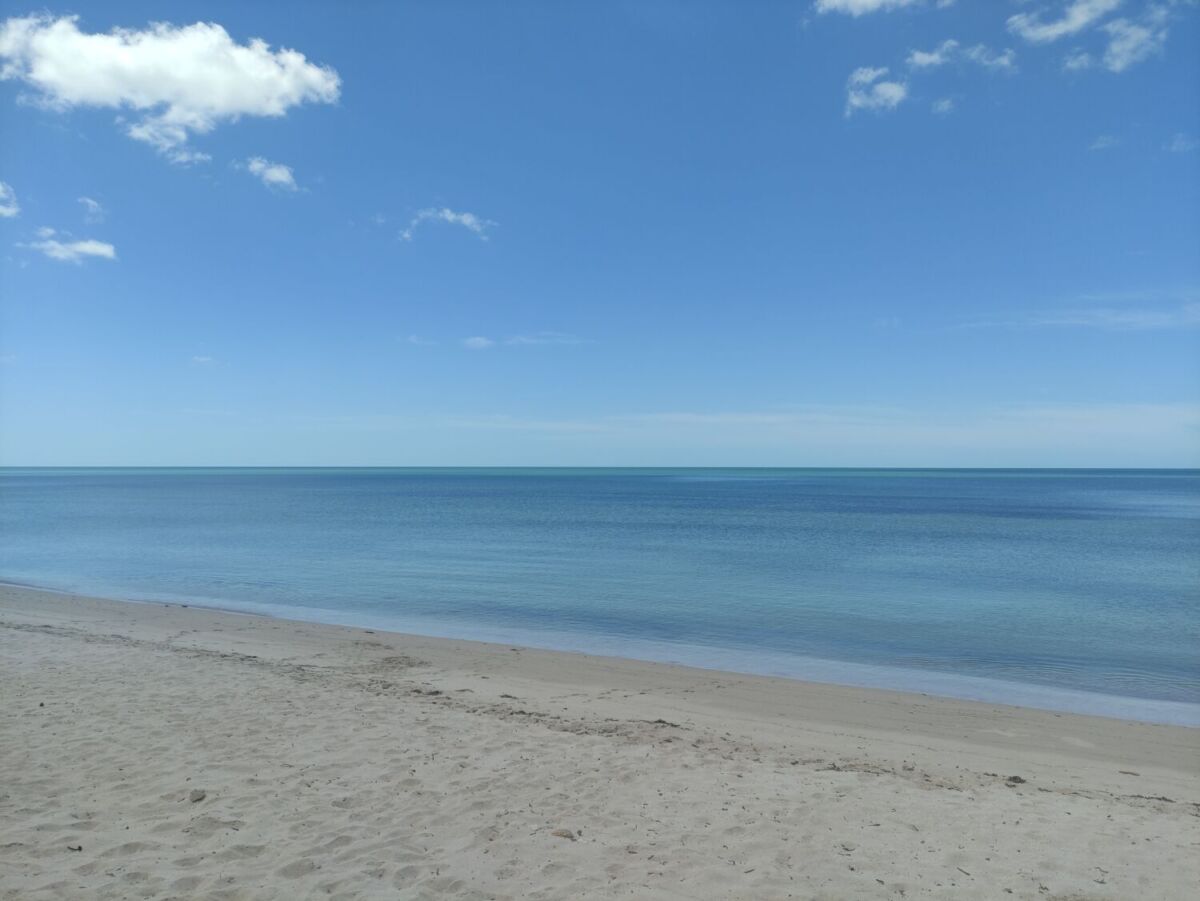 playa de agua turquesa y arena blanca en México 