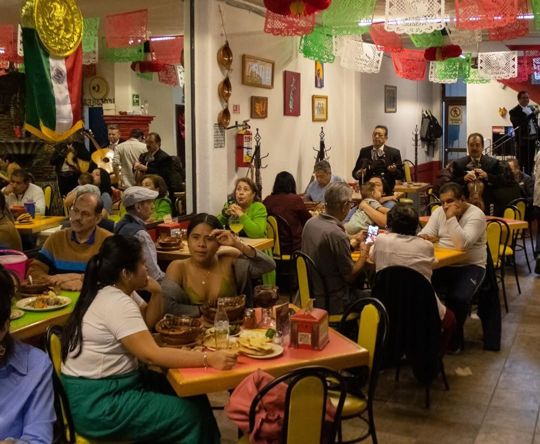 personas comiendo en un restaurante 