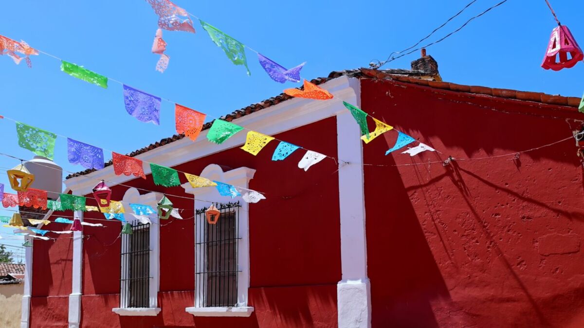 casa colorida decorada con papel picado 