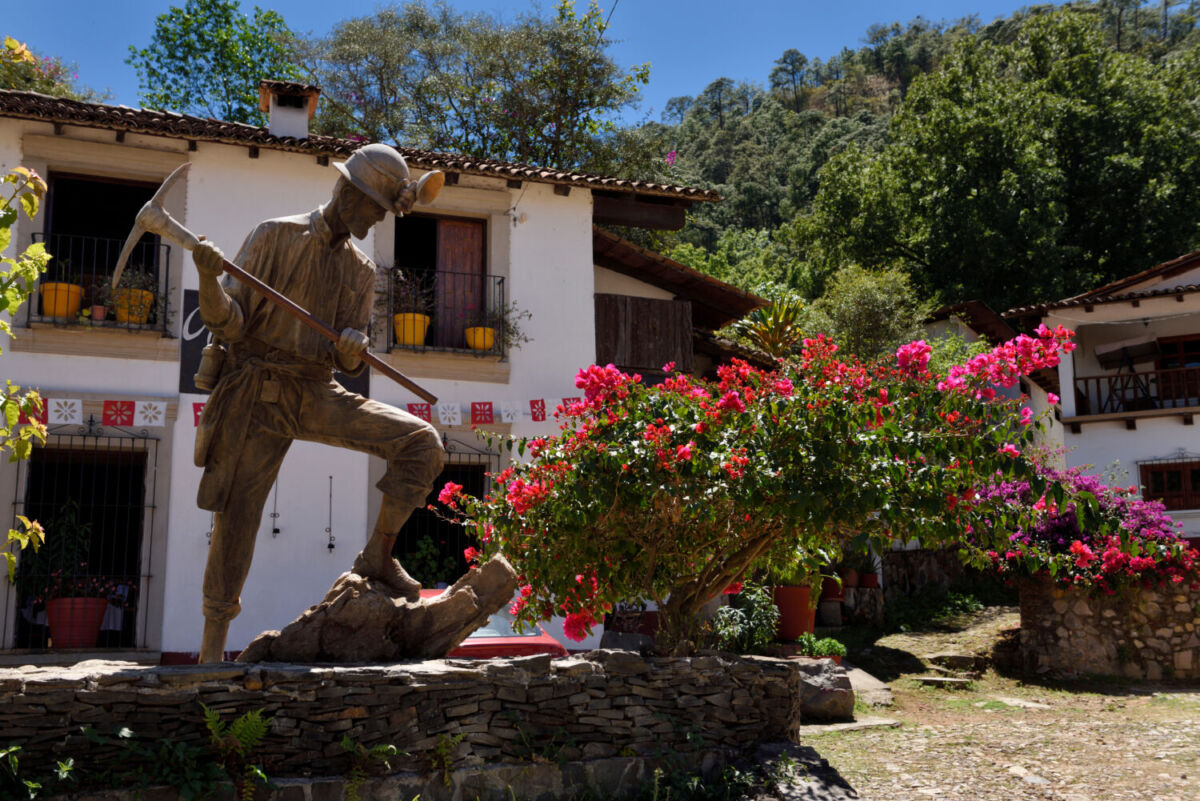 Estatua de un minero en el Pueblo Mágico de San Sebastián del Oeste
