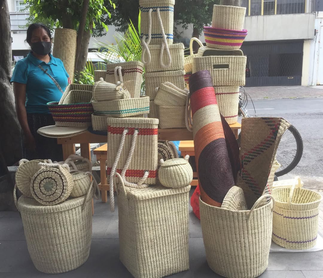 artesana con objetos de tejido de palma