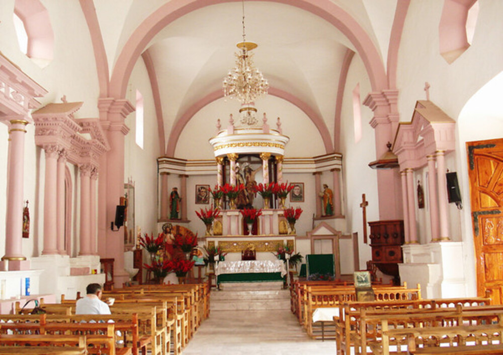 interior de una iglesia en un pueblo en guerrero