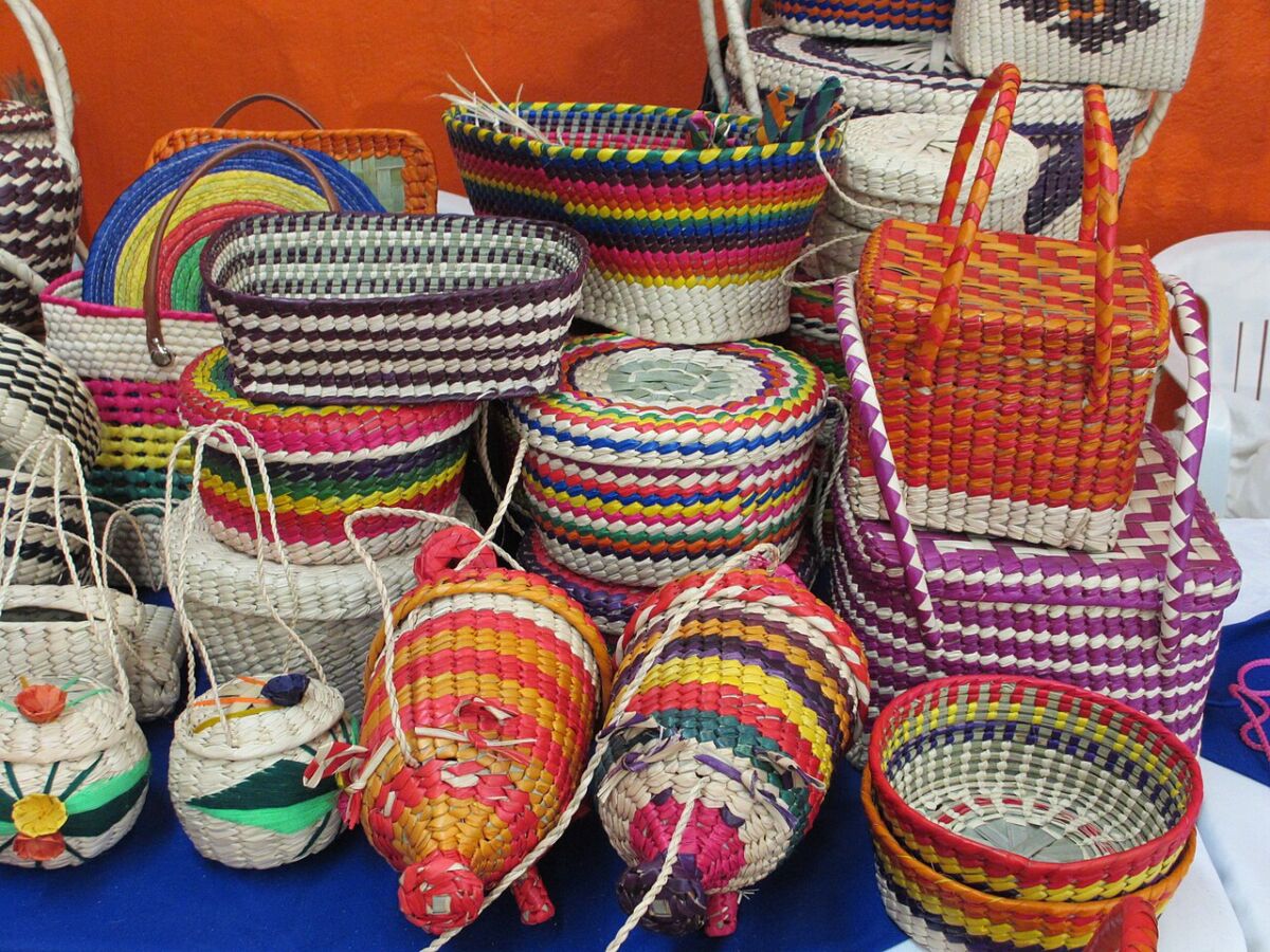 artesanias coloridas hechas con palma tejida