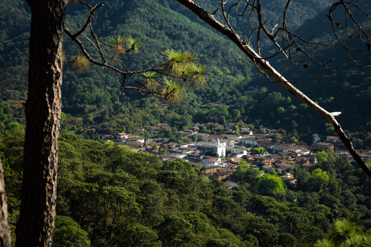 pueblo san sebastián del oeste en medio del bosque