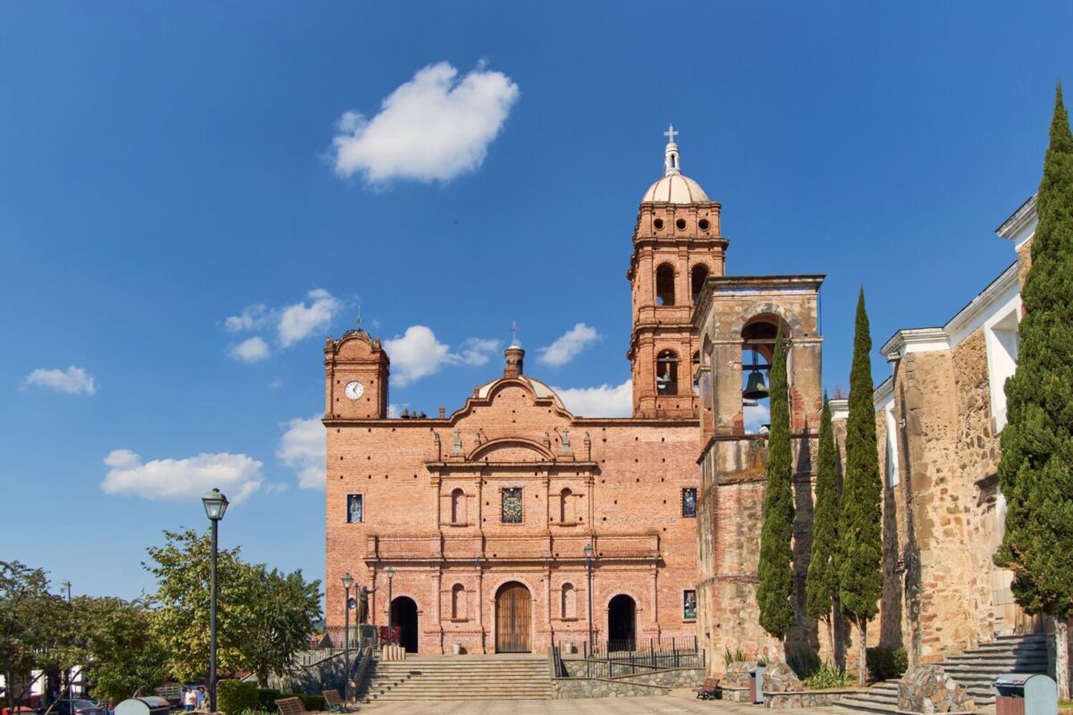 iglesia de tapalpa con el cielo azul de fondo