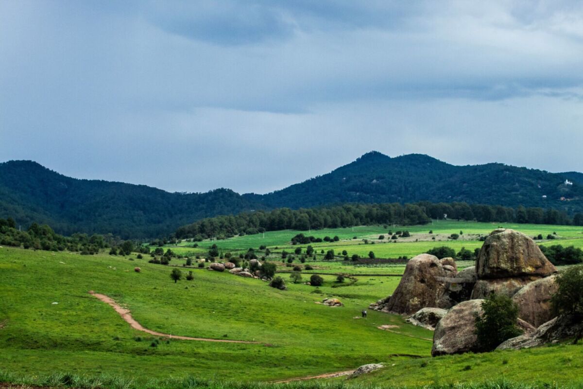 monolitos en el Valle de los Enigmas con el cielo azul