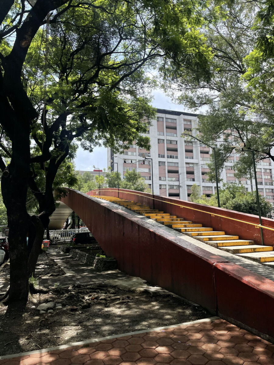 Vista lateral del Puente de Piedra de Tlatelolco