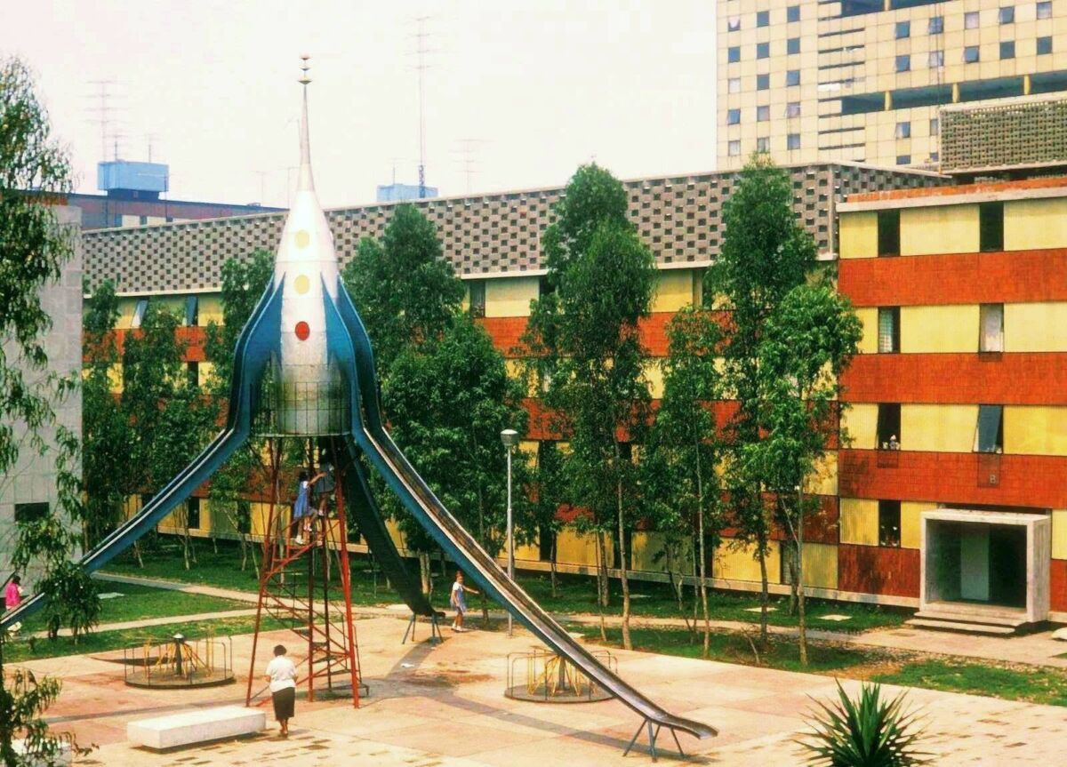Foto antigua de la icónica resbaladilla de cohete en Tlatelolco