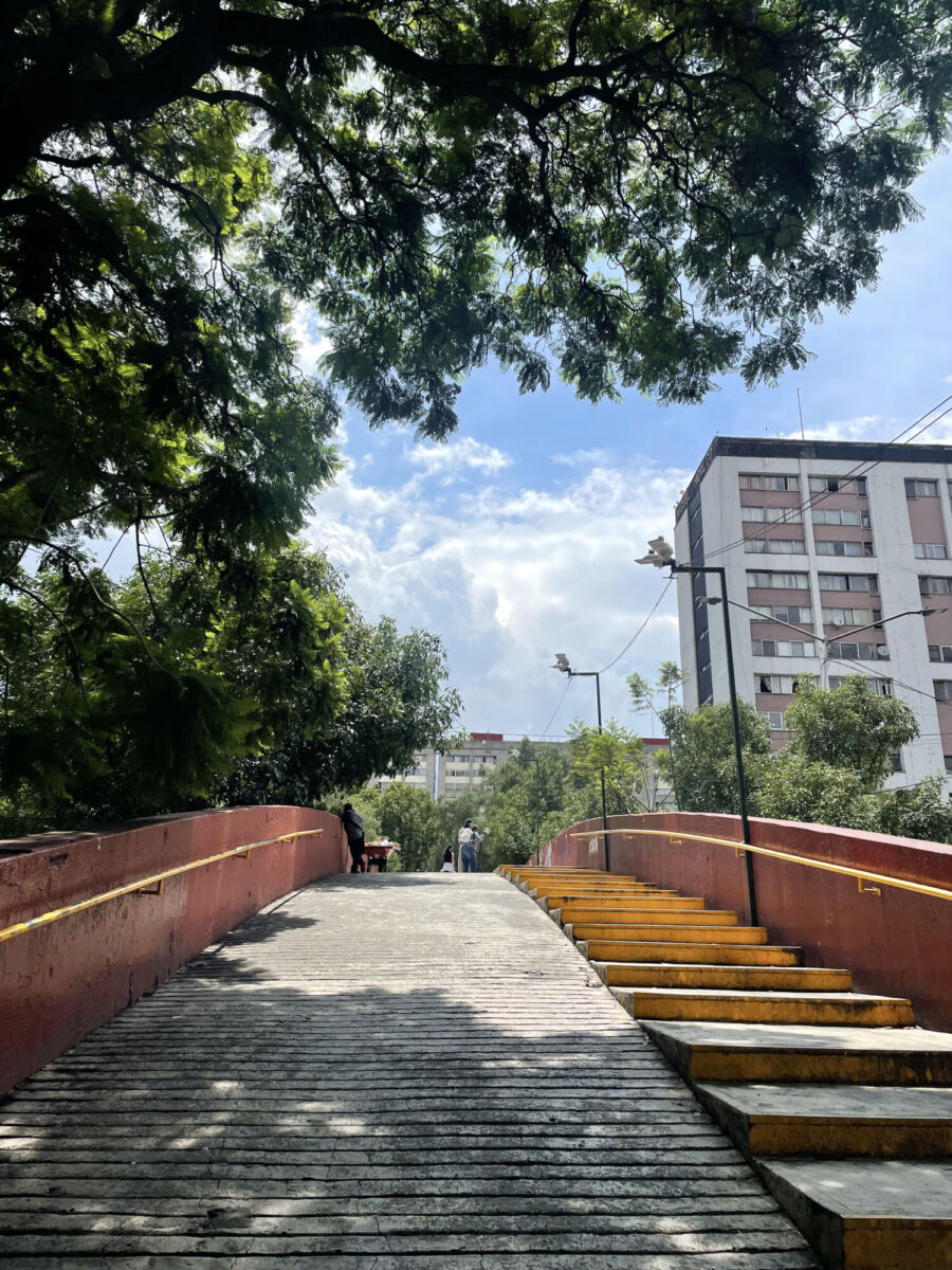 Subida sobre el Puente de Piedra en Tlatelolco
