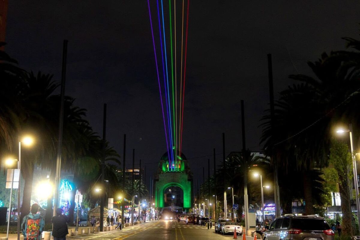 Iluminación del Arcoíris Global en la CDMX
