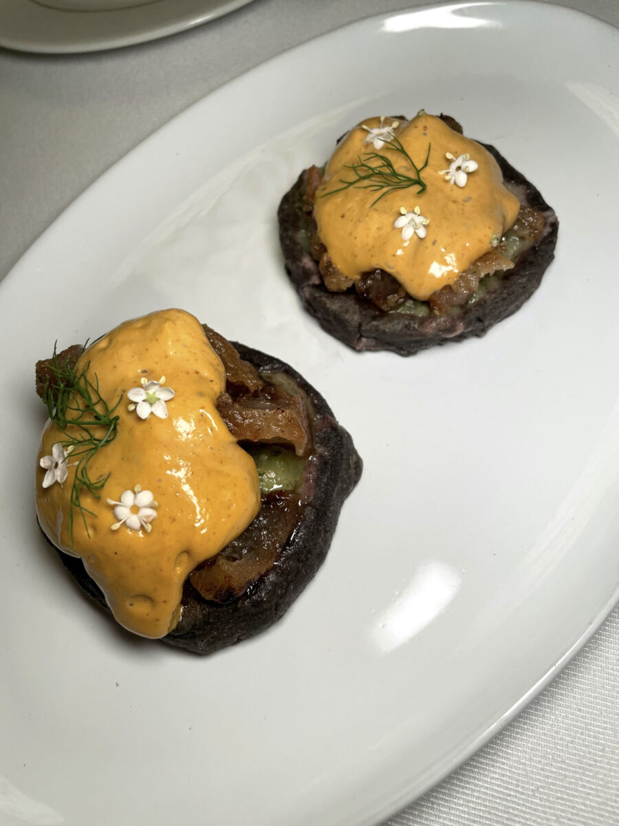 Sopes de chicharrón norteño con salsa de erizo en Tletl