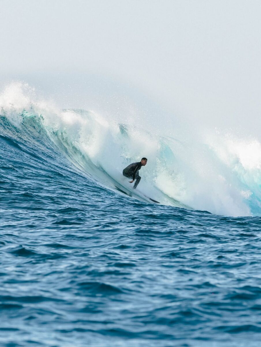 Surfista en las olas de Rosarito, Baja California 