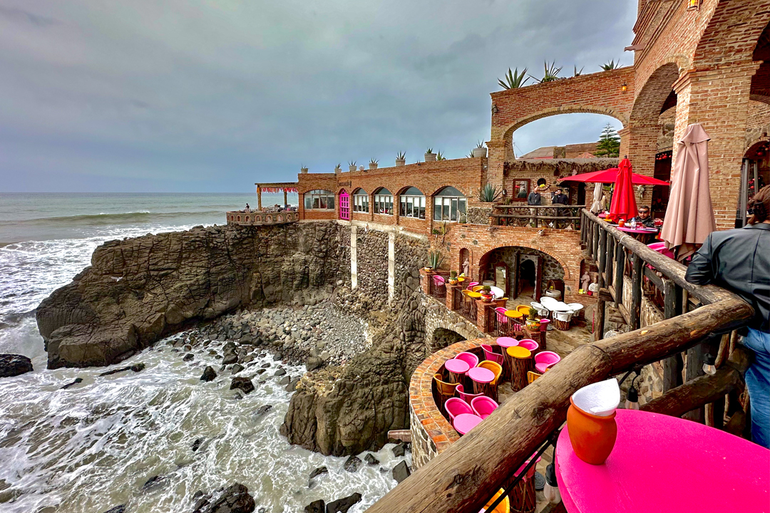 Restaurante de piedra en un acantilado de la playa de Baja California 