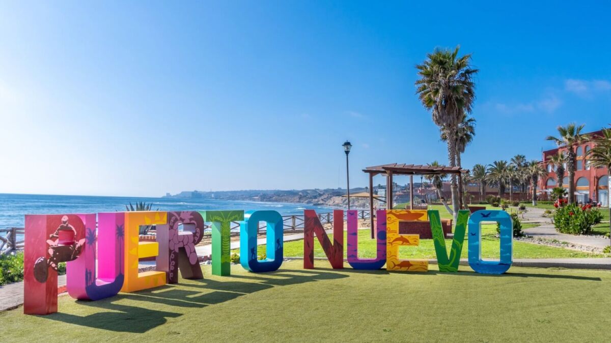 Letras monumentales de Puerto Nuevo en el hotel Puerto Nuevo Baja