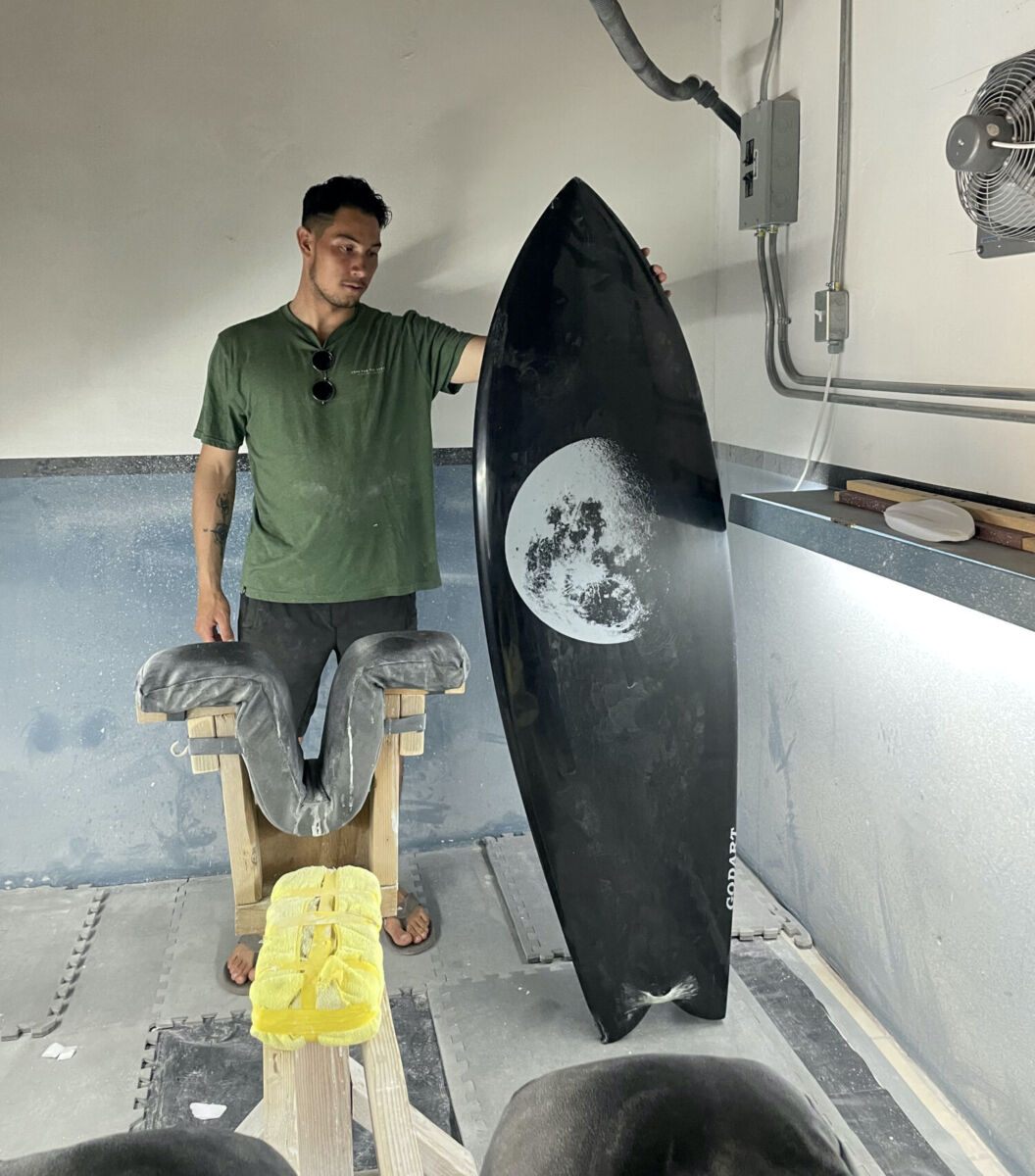 Sergio Godoy en su taller de tablas de surf en Rosarito, BC