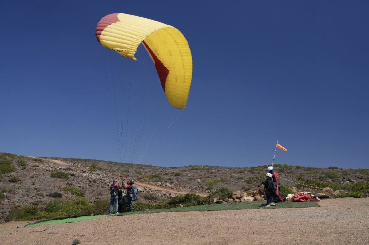 Alistamiento para un vuelo en parapente en Rosarito, BC