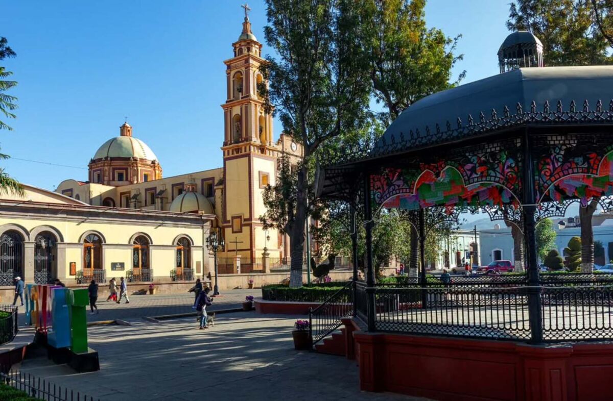 centro de tlaxco con kiosco e iglesia