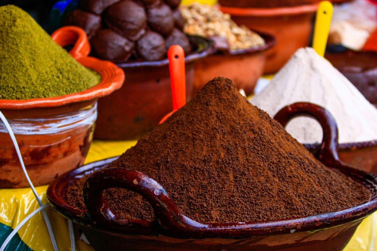 ollas de pasta de mole en el mercado