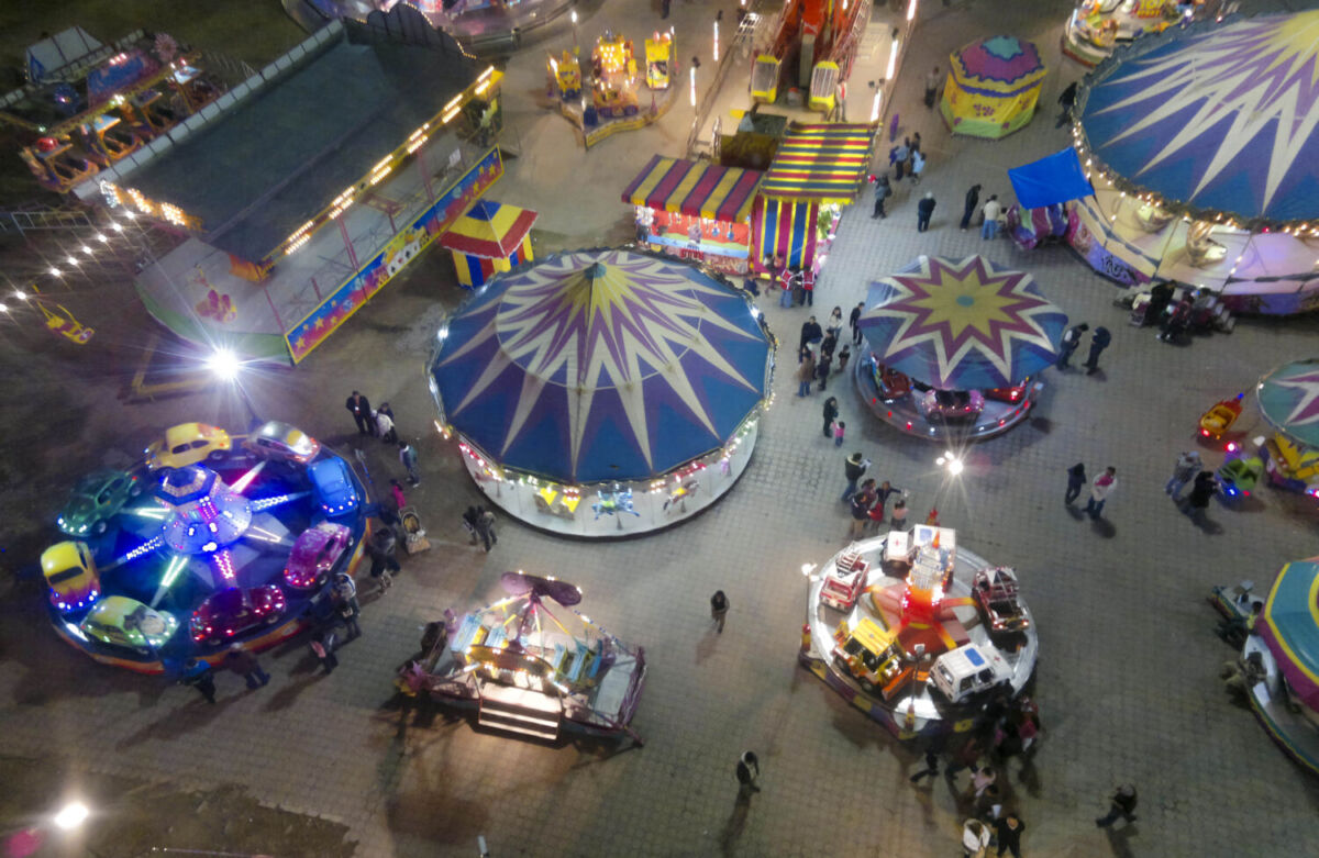 vista aérea de los juegos mecánicos en la feria de tlaxcala