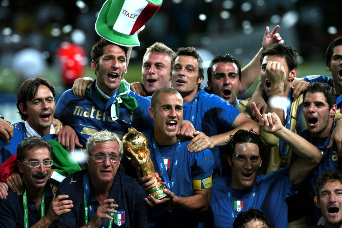 La selección italiana con la Copa del Mundo 