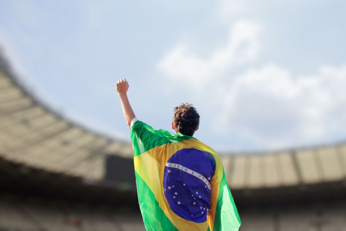 persona con la bandera de Brasil 