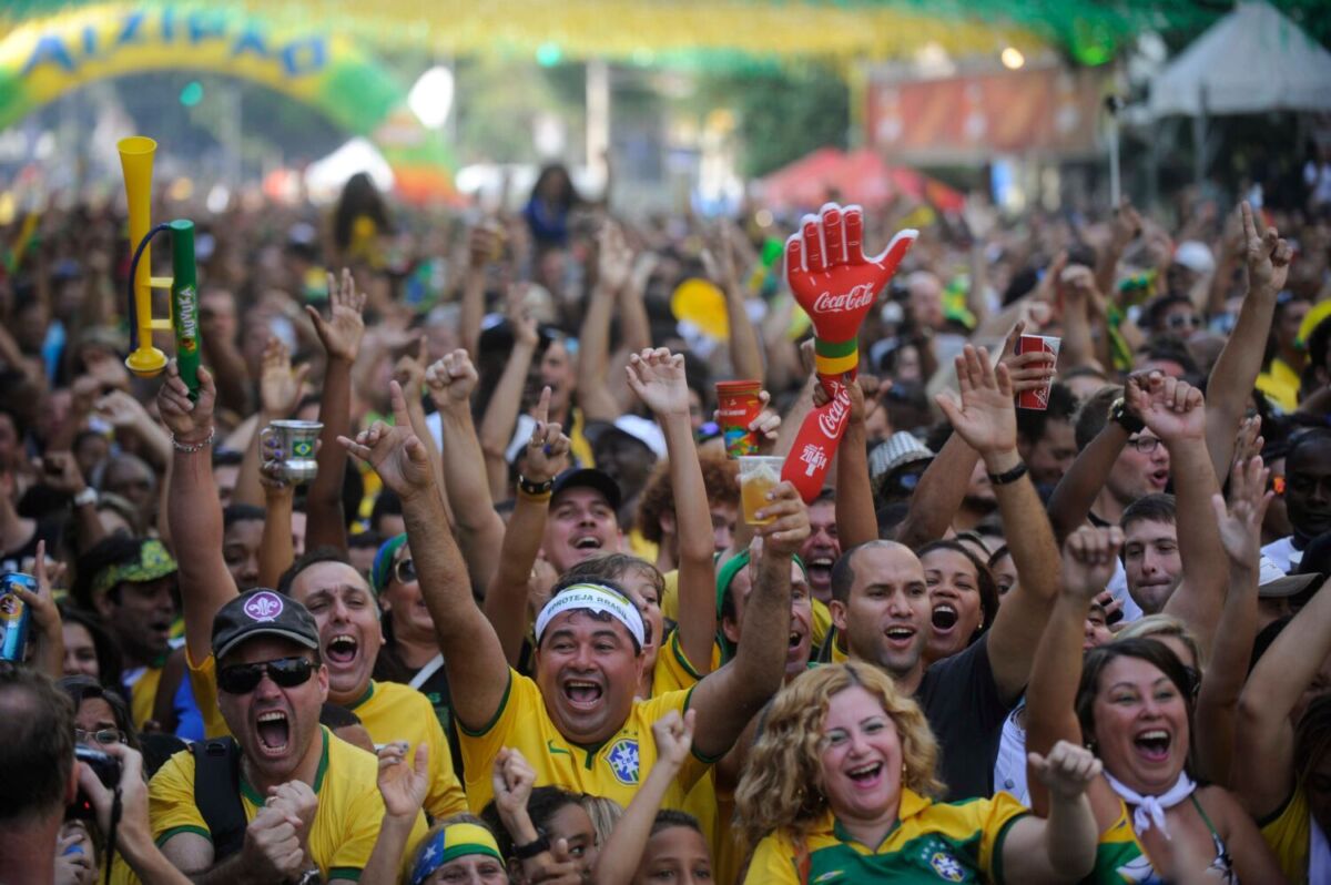 aficionados festejando el triunfo de Brasil 