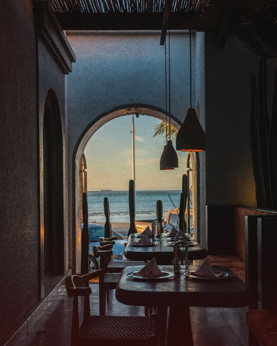 restarurante sofisticado con ventanal en forma de arco con vista al mar de cortés