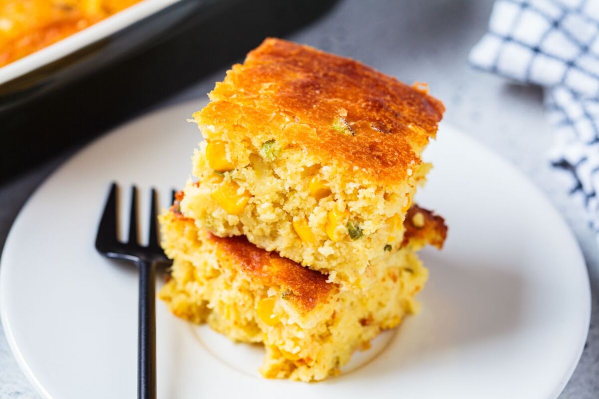 panqué de elote servido en un plato 