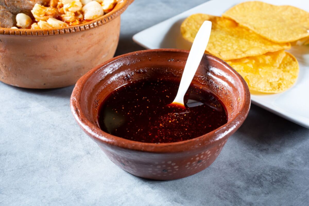 plato de barro con salsa macha