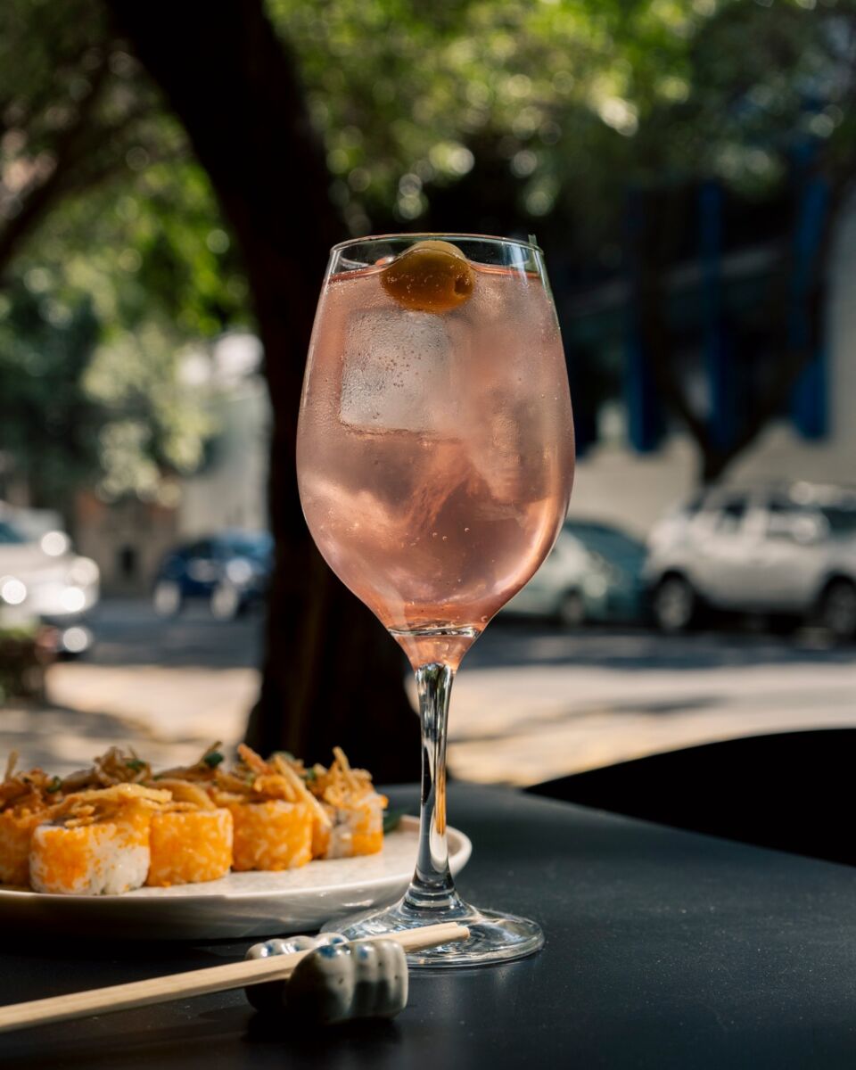 coctel y plato de rollos de sushi 