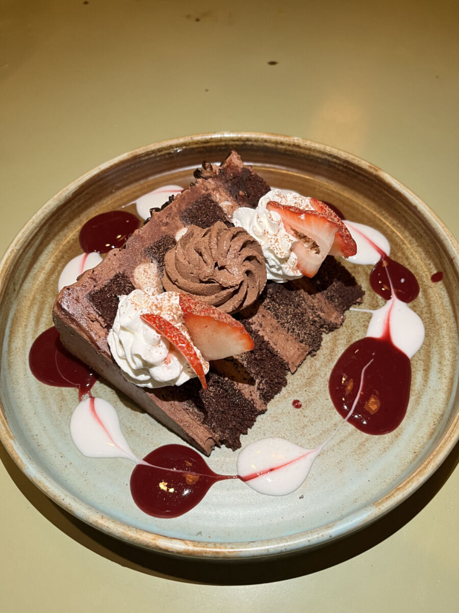 rebanada de pastel de chocolate con crema batida