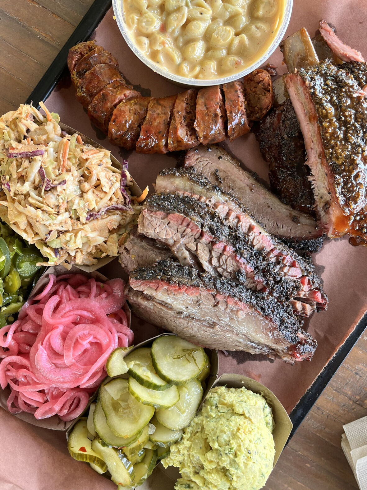 charola de barbecue con brisket, chorizo, costillas y guarniciones