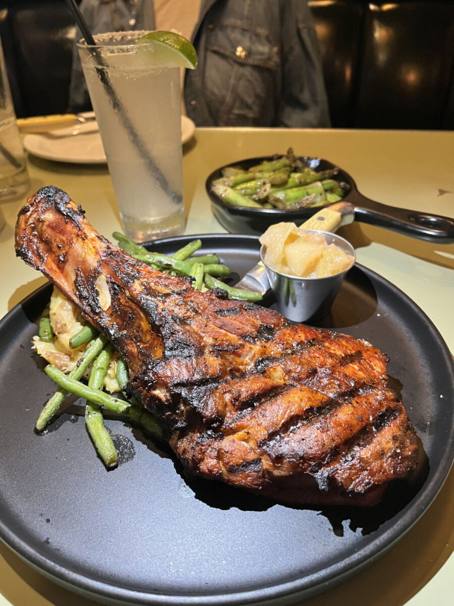 tomahawk con puré de papa y ejotes