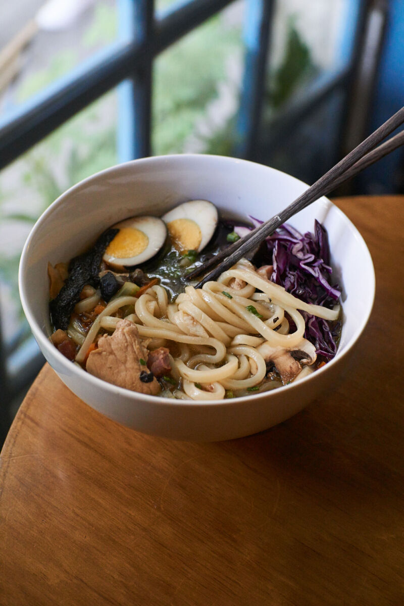 plato de ramen con fideos y huevo