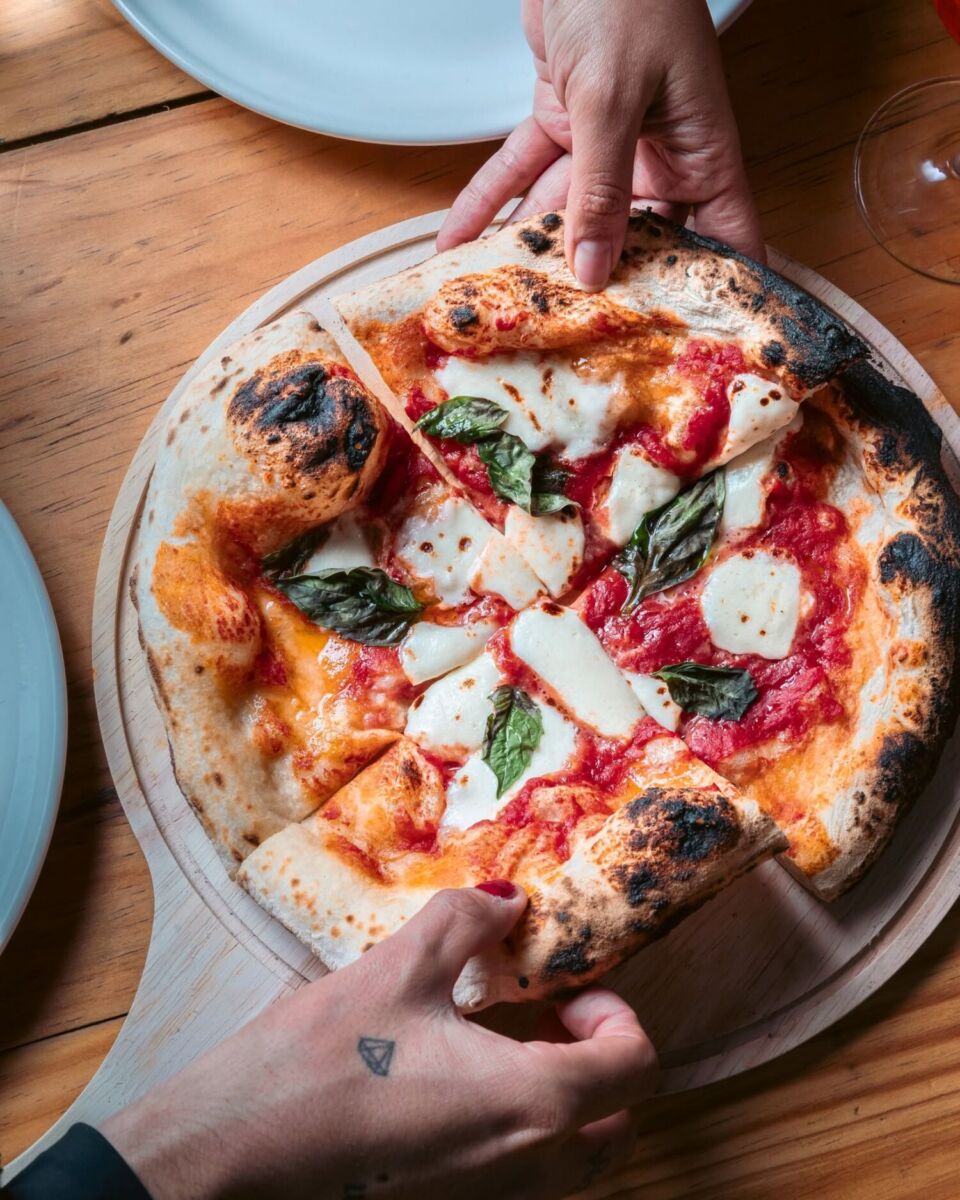 Pizza margherita estilo napolitana partida en cuatro