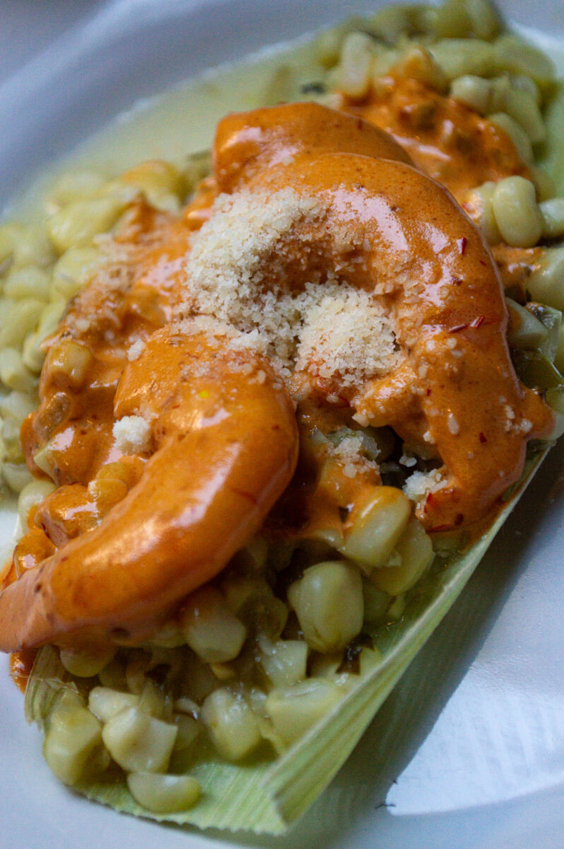 close up de esquites con camarones y mayonesa de chipotle