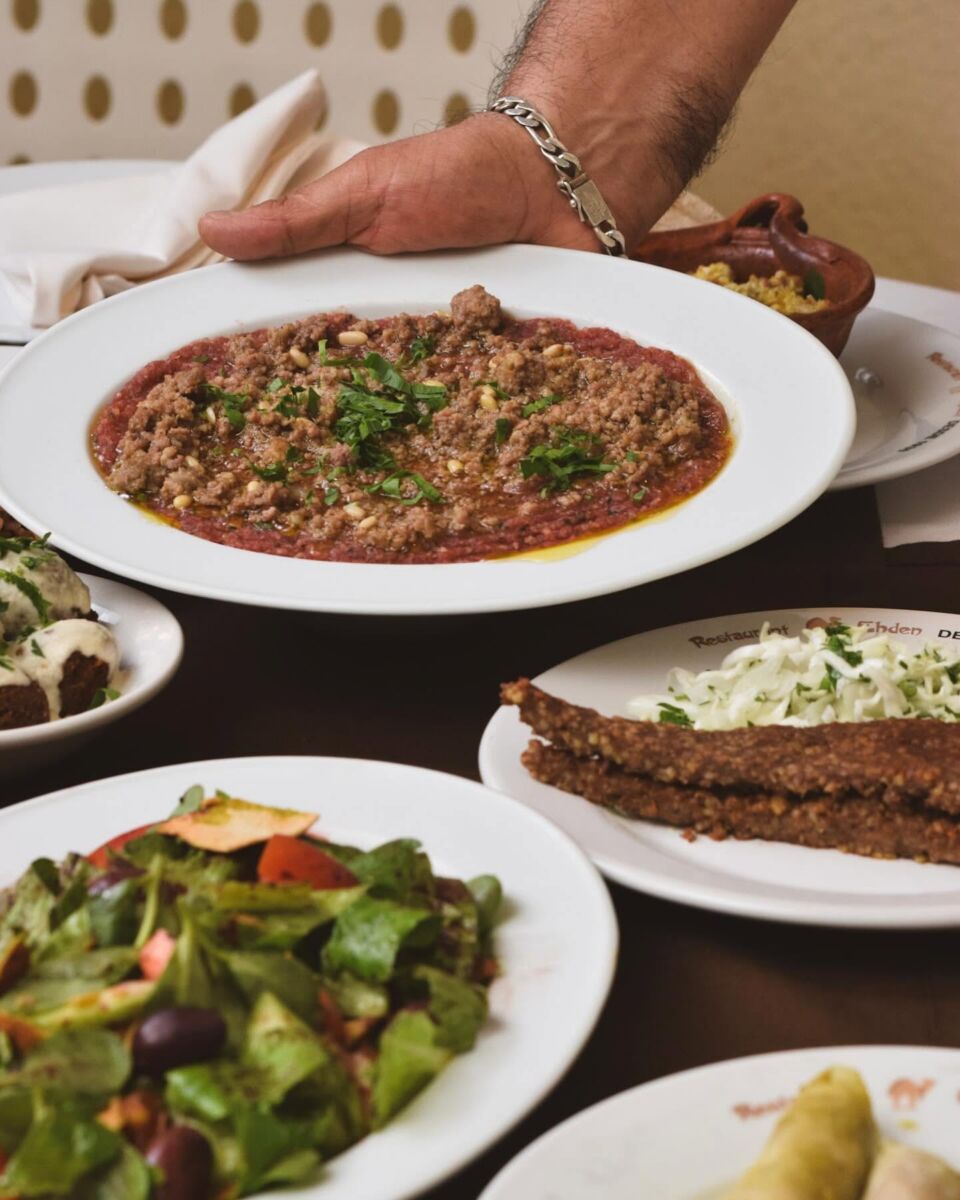 platos de comida libanesa en una mesa