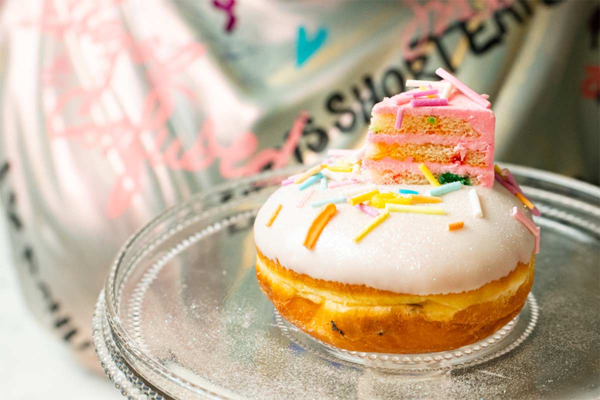 dona de pastel de cumpleaños con un mini pastel encima