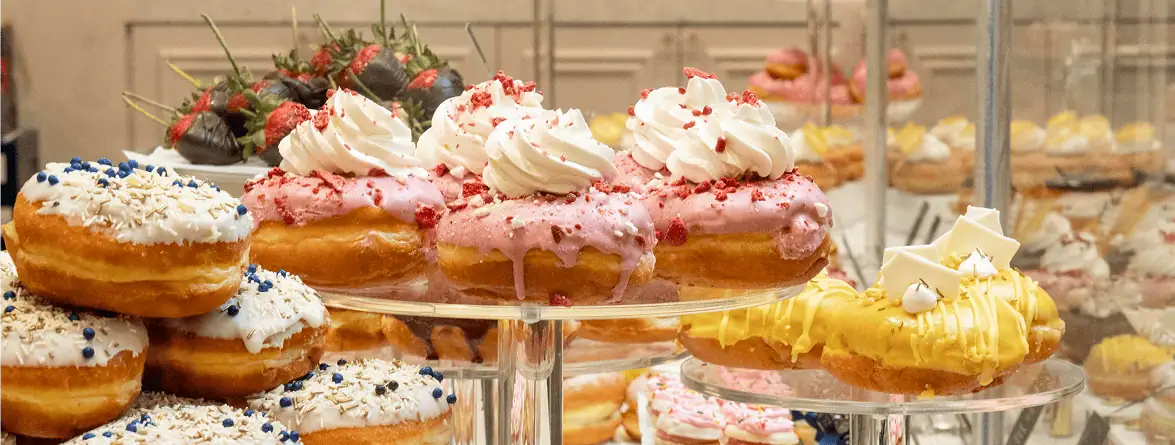 donas muy decoradas con betún y crema batida