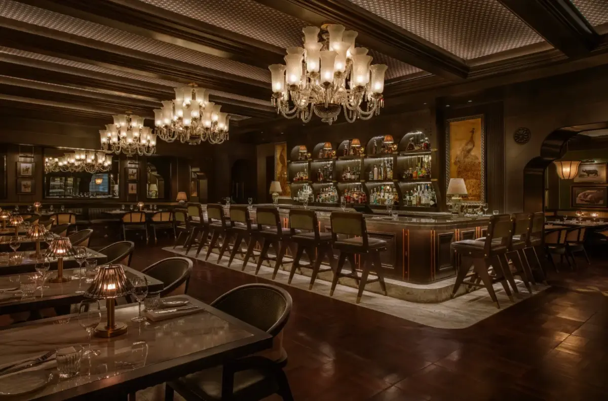 restaurante elegante con candelabros y luces tenues y detalles alusivos a la cultura de la india