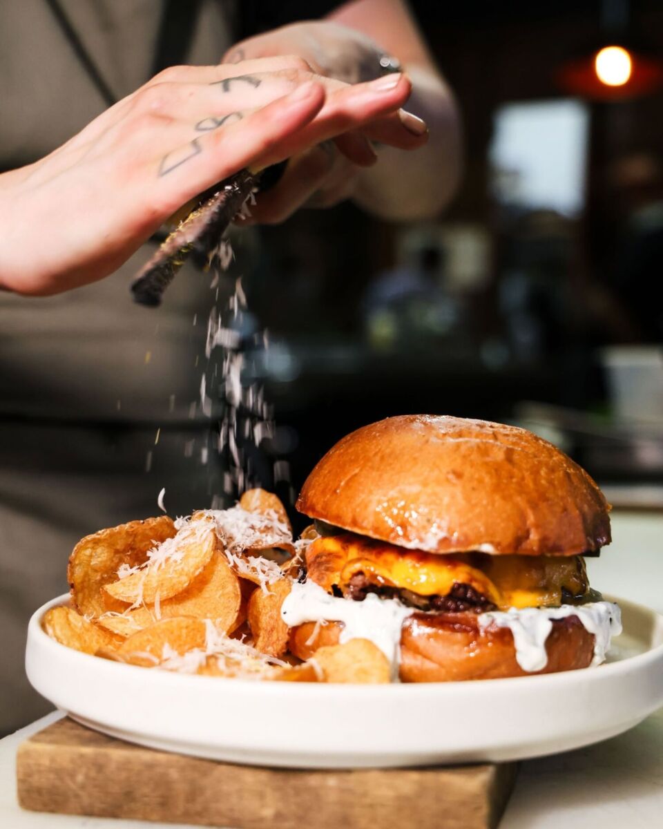 hamburguesa con papas de camote