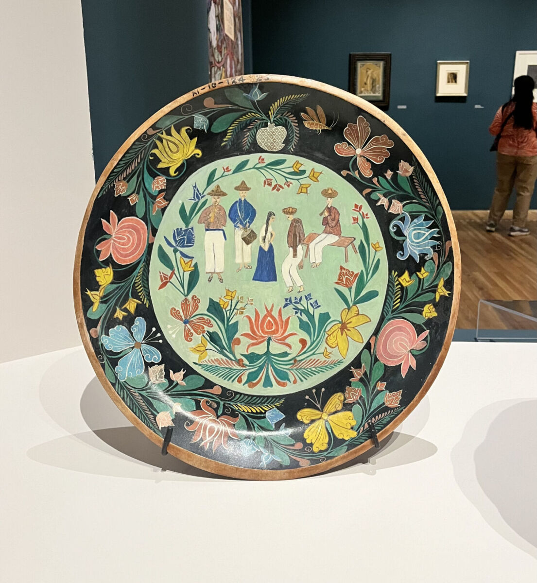 plato pintado a mano por artesanos mexicanos
