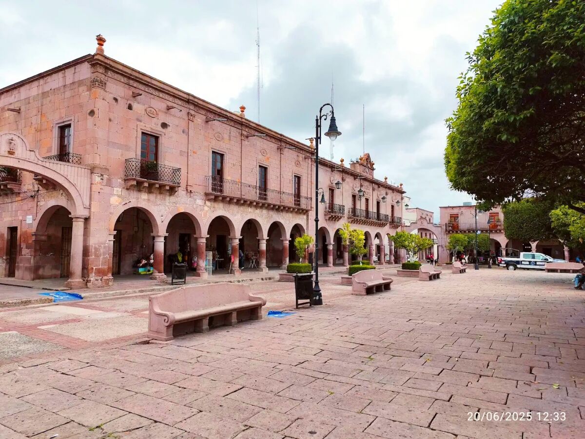 El centro histórico de cantera rosa que huele a carnitas, cajeta y dulces: le dicen el ‘pueblo bonito’