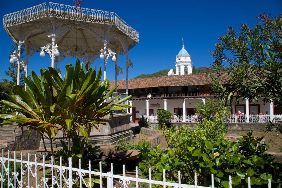 plaza y kiosco en un Pueblo Mágico de Jalisco 