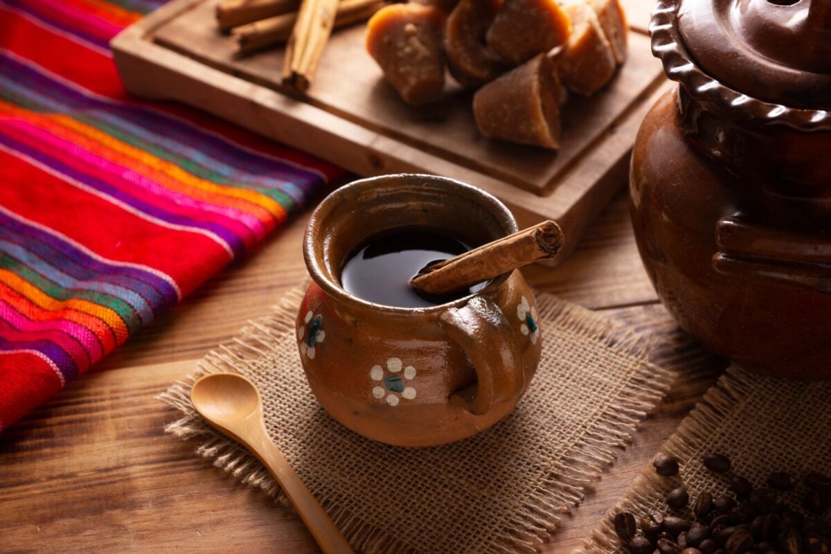 cafe servido en una taza de barro 