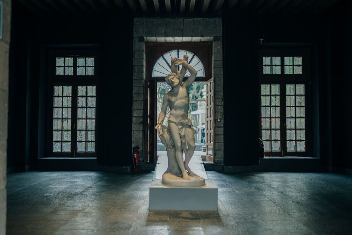 Entrada del Museo San Carlos con estatua