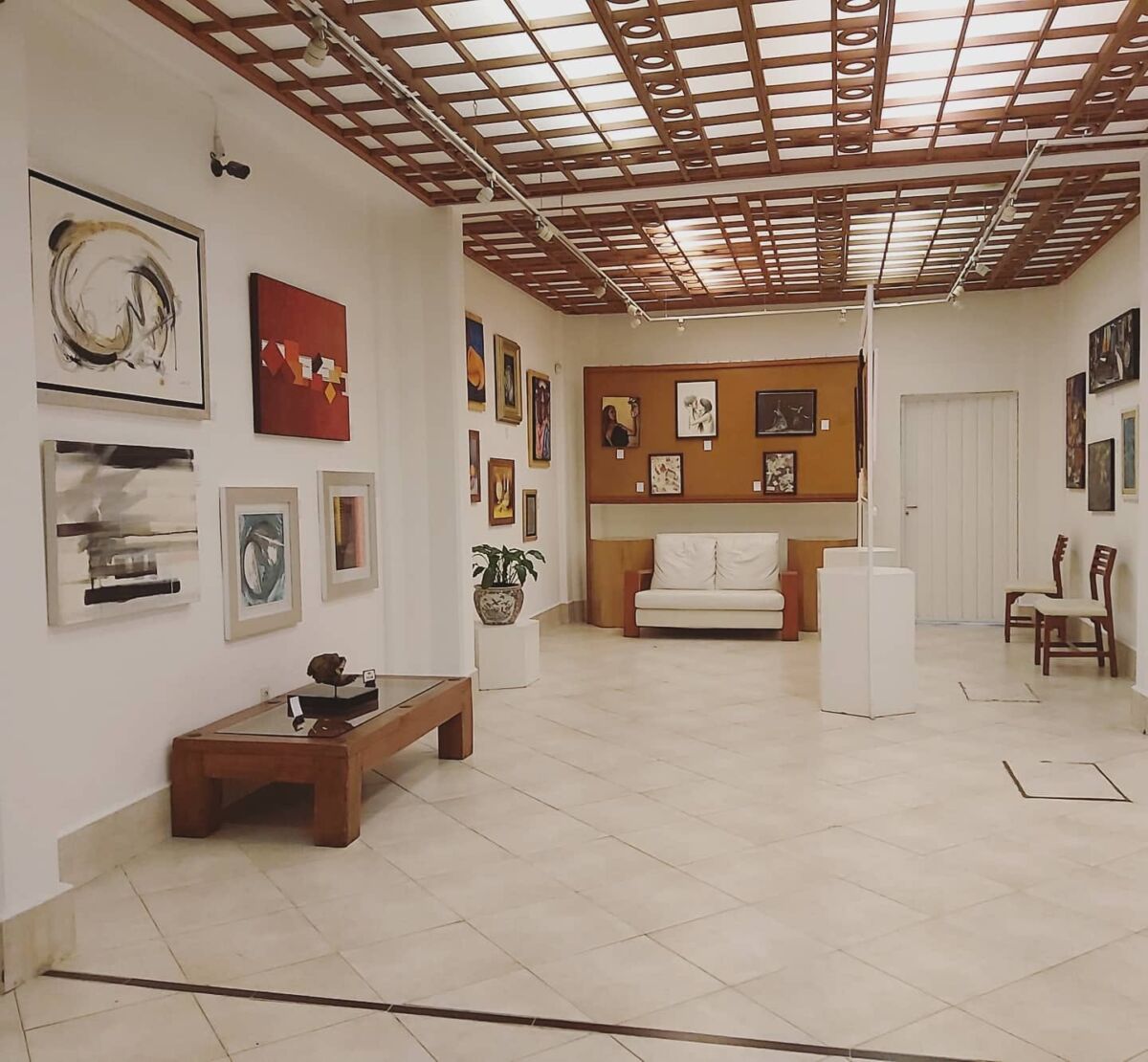 foto de la galería con piezas de arte y techo de vidrio