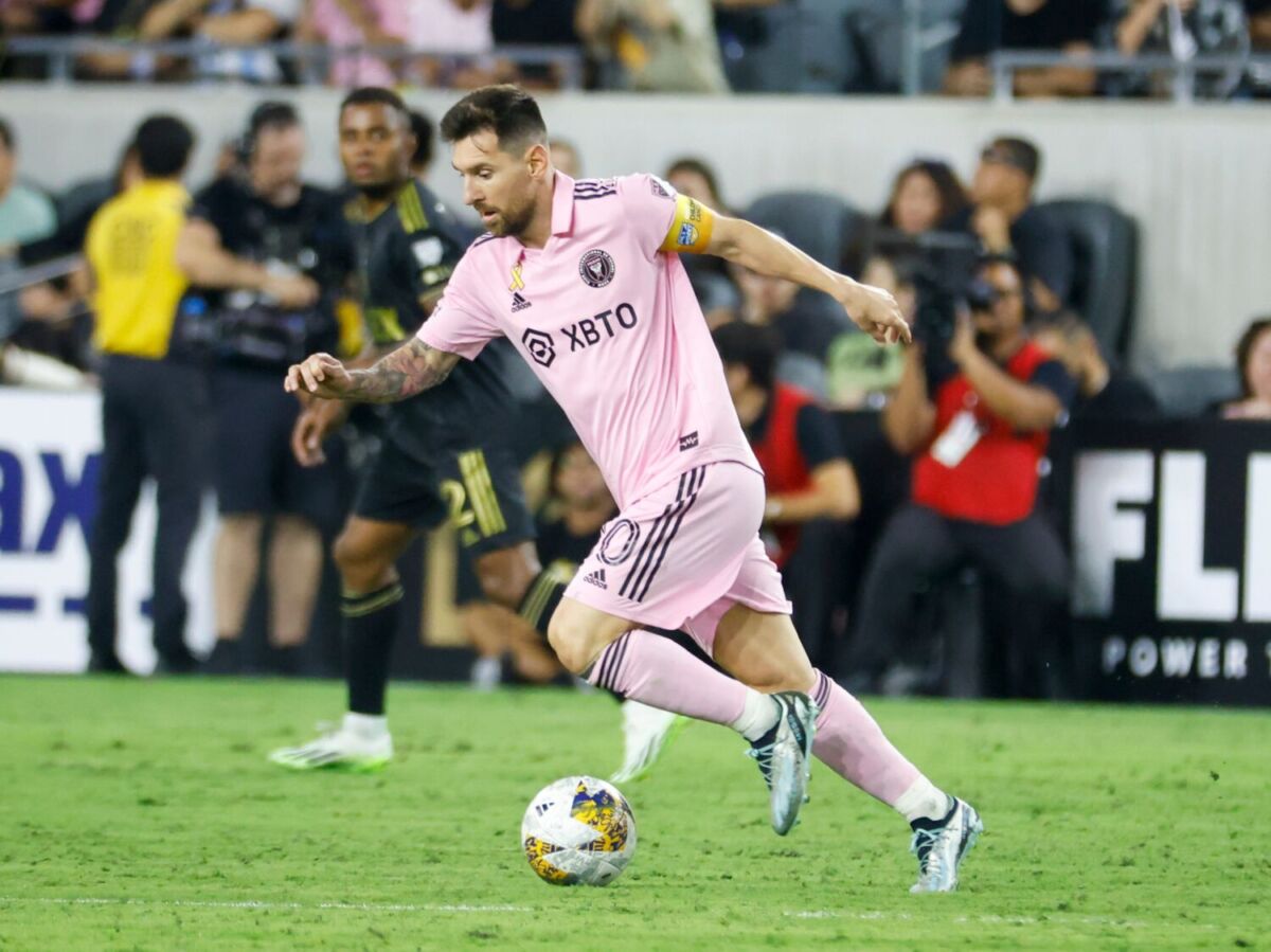 Messi disputando un partido de fútbol 